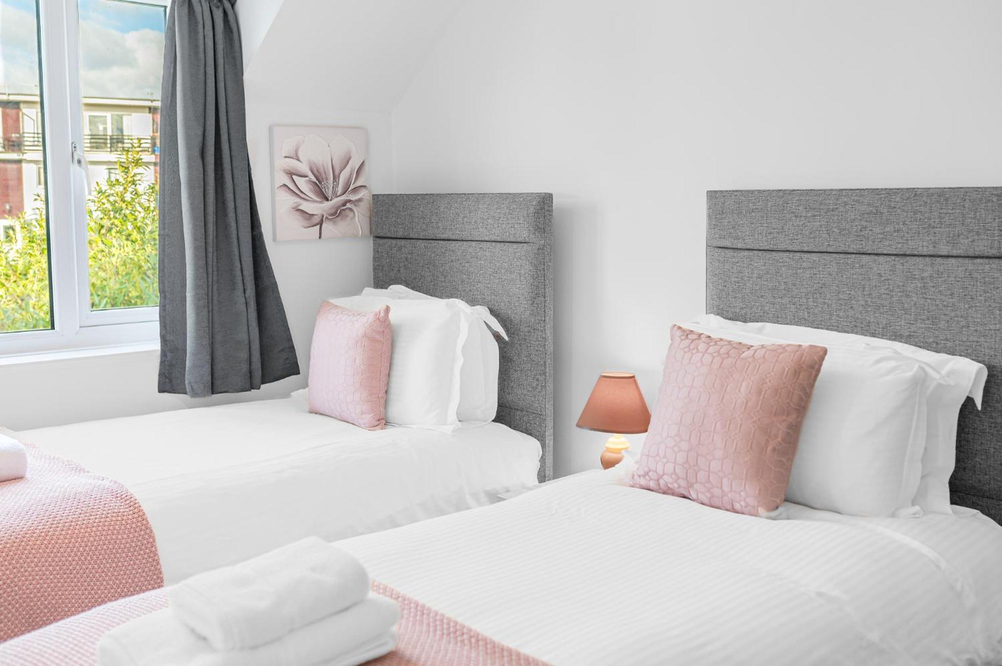 Two Minute Walk From The World Of Beatrix Potter, With Parking Apartment Bowness-on-Windermere